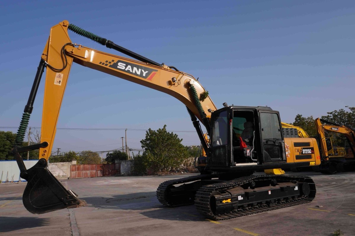Used SANY SY215C-tracked-excavator-01 photo 2