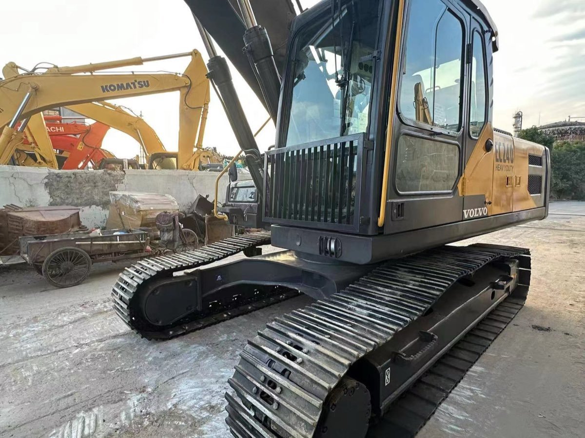 Used Volvo EC-240-BLC-tracked-excavator-01 photo 2