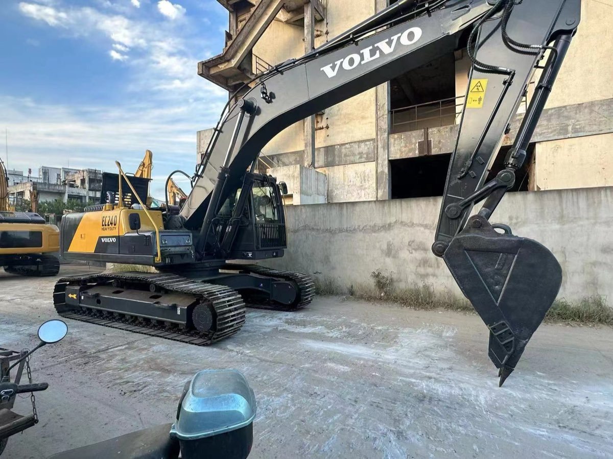 Used Volvo EC-240-BLC-tracked-excavator-01 photo 3