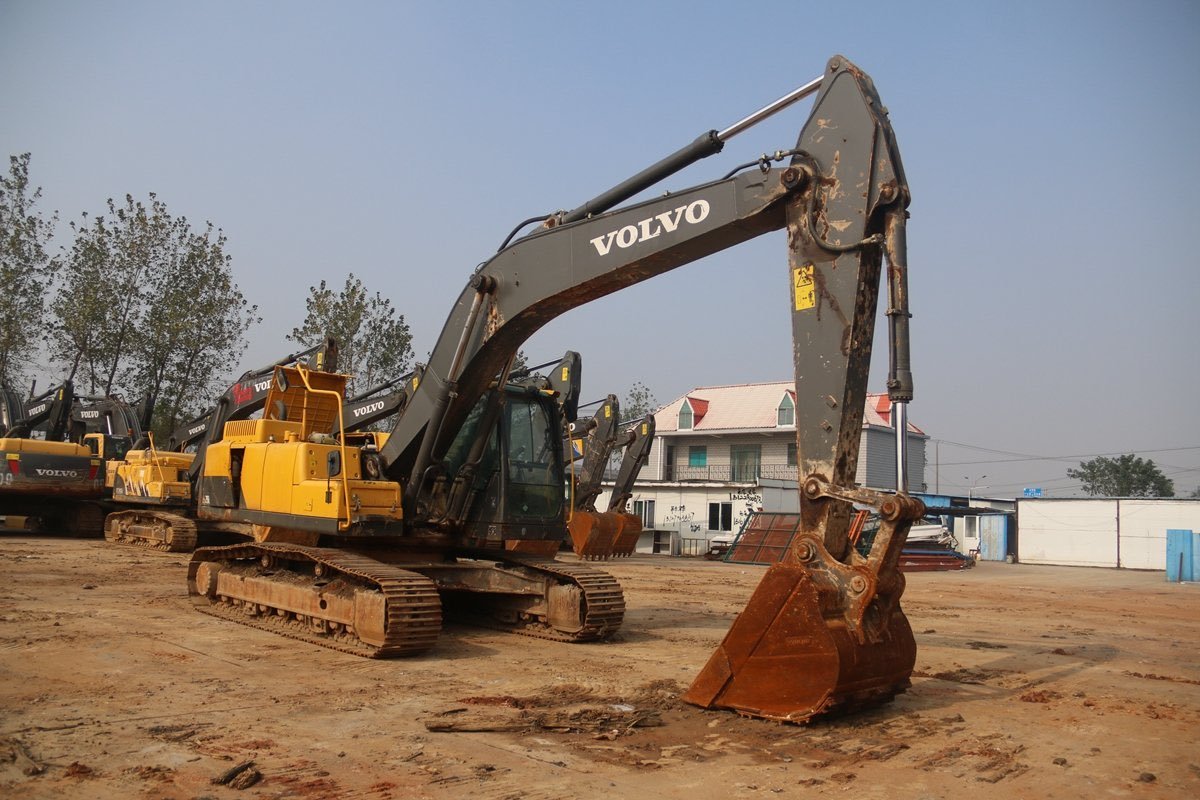 Used Volvo EC-250DL-tracked-excavator-01 photo 2
