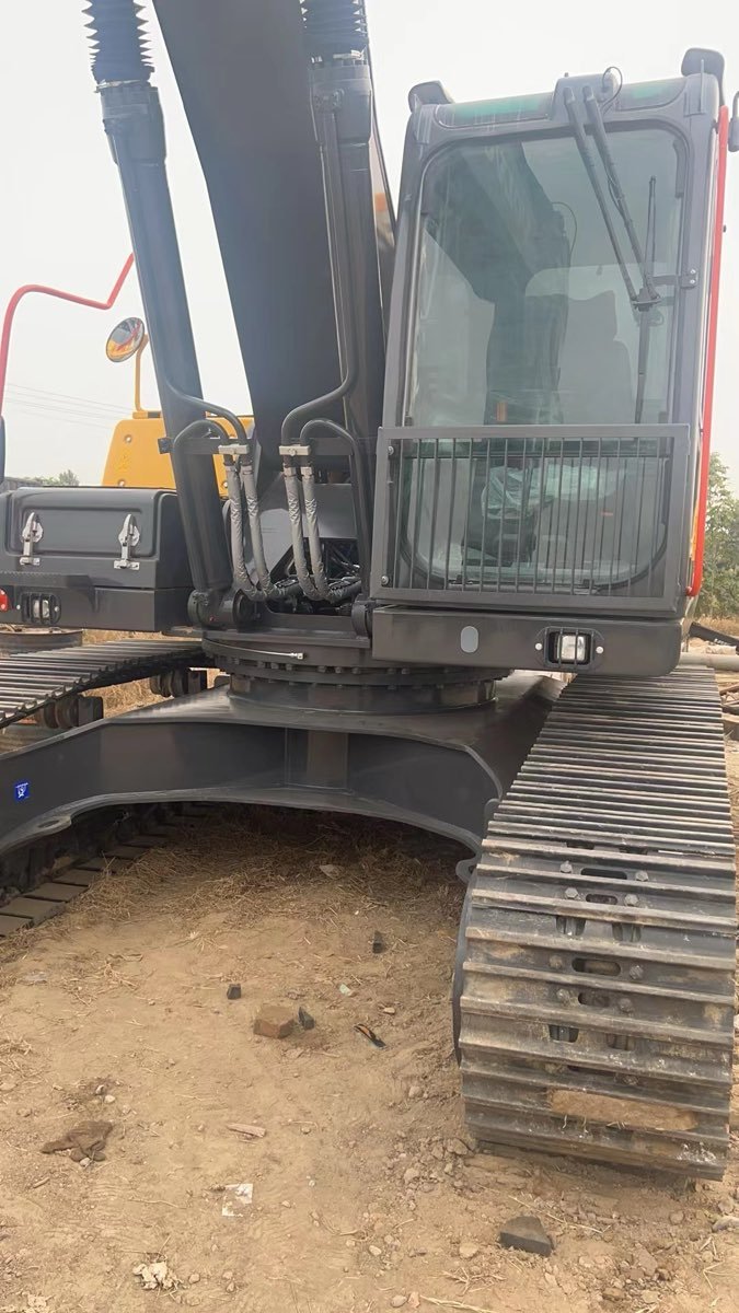 Used Volvo EC-290-BLC-tracked-excavator-01 photo 4