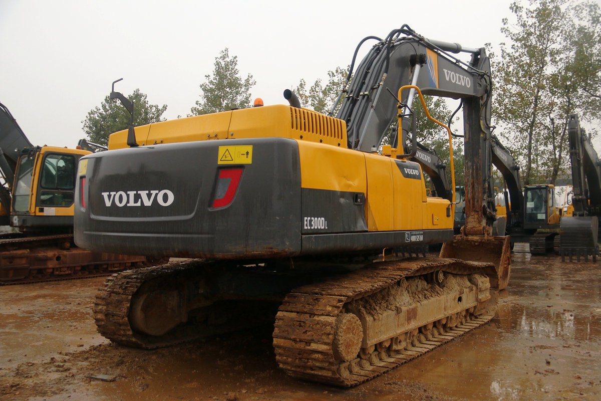 Used Volvo EC-300-DL-tracked-excavator-01 photo 2
