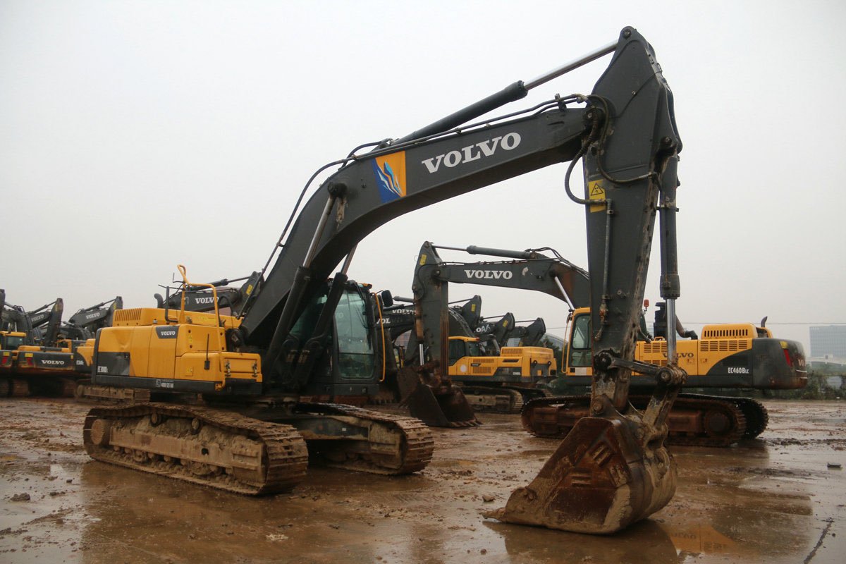 Used Volvo EC-300-DL-tracked-excavator-01 photo 3