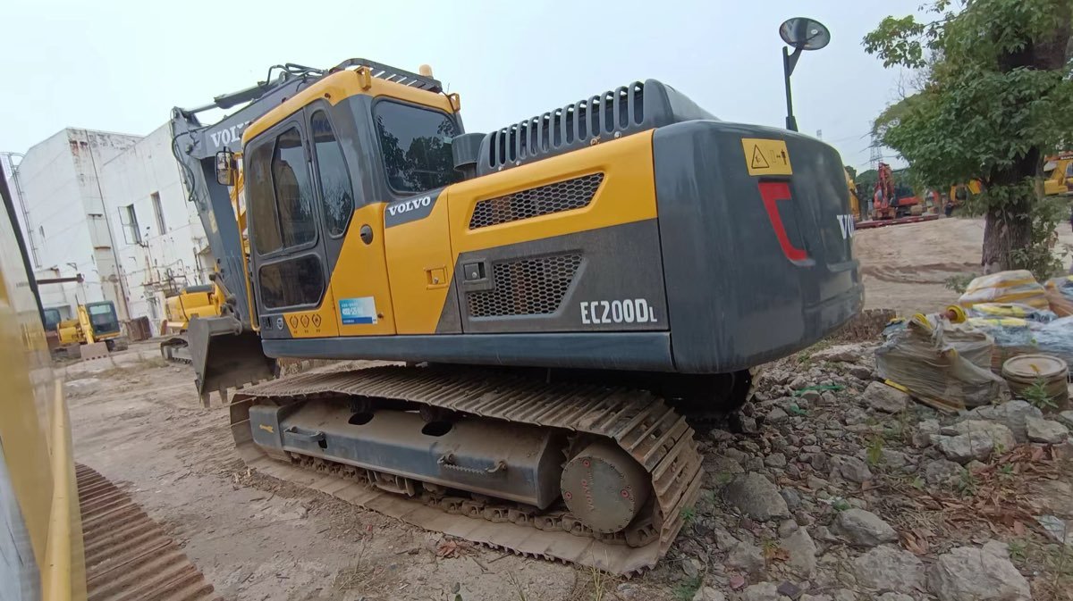 Used Volvo EC200DL-tracked-excavator-01 photo 3