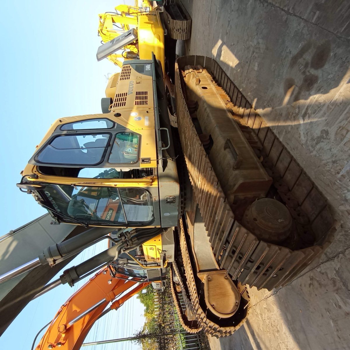 Used Volvo EC460BLC-tracked-excavator-01 photo 3
