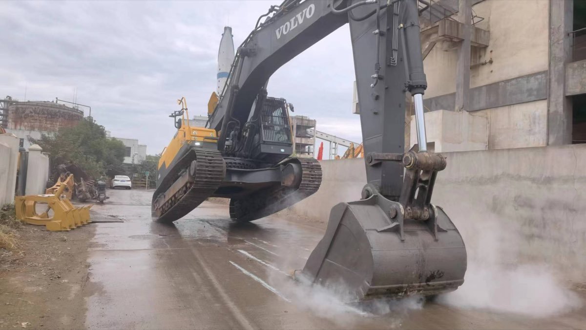 Used Volvo EC480DL-tracked-excavator-01 photo 3