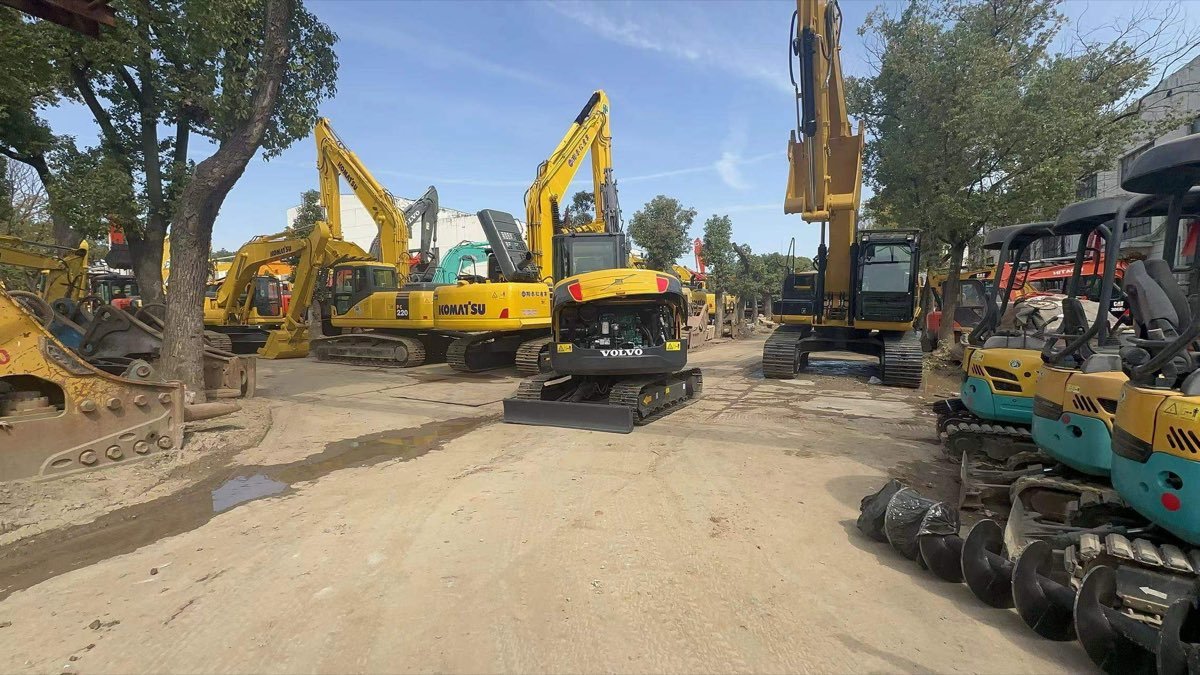 Used Volvo EC60BLC-tracked-excavator-01 photo 4